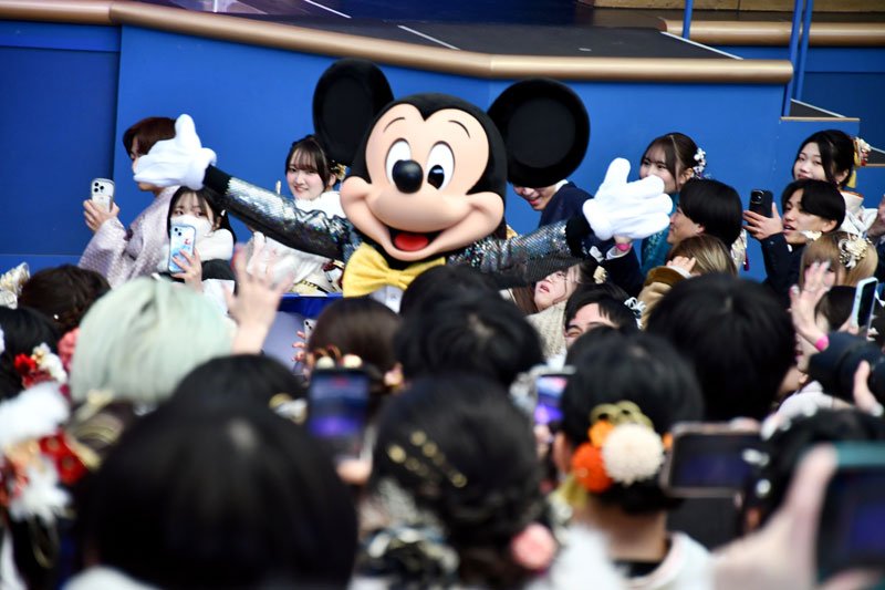 シンデレラ城前で決意　６年ぶり東京ディズニーランド成人式　【舞浜タイムズ１月号】