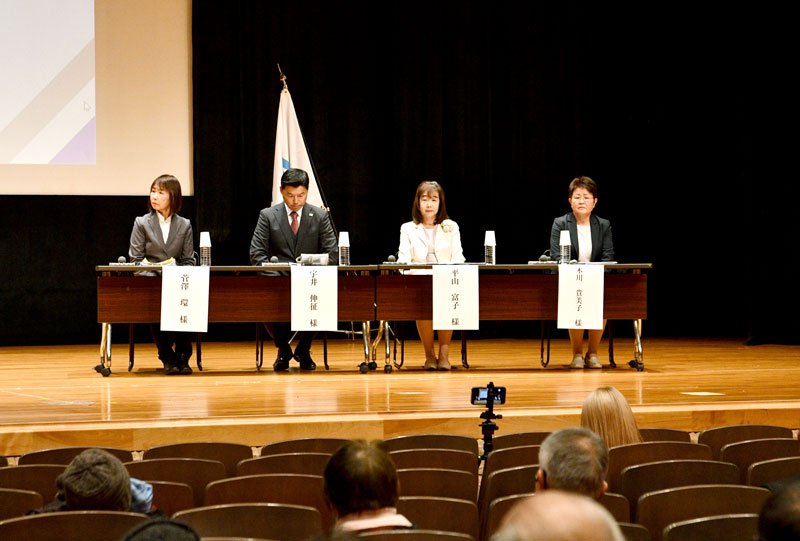 多古町長選を前に行われた公開討論会＝１５日、多古町
