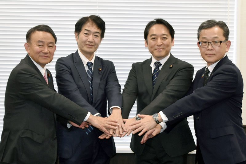 公明党千葉県本部で面会した平木代表（中央右）と立憲民主党県連の奥野代表（同左）ら＝１６日、千葉市美浜区