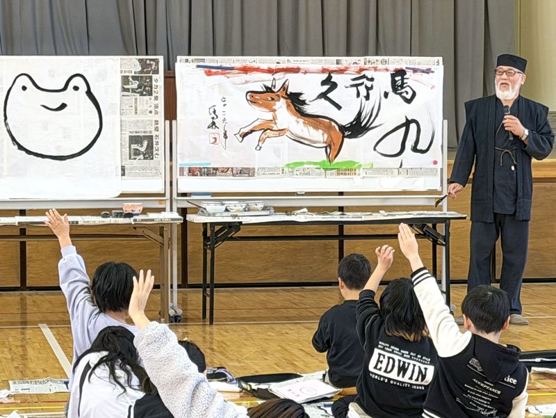 子どもたちとの和やかな交流が続いた川口馬林さんの墨絵教室＝木更津市