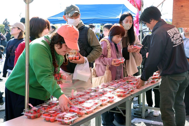 長蛇の列ができた直販ブース＝１７日、山武市