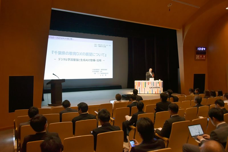 県内の教育関係者ら約１００人が耳を傾けたセミナー＝千葉市中央区