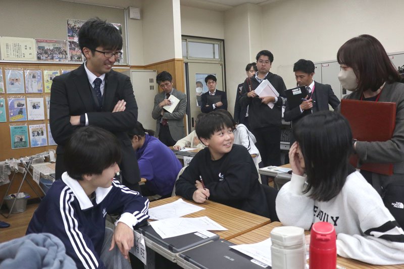いじめ防止の新教材を使った公開授業で、積極的に意見交換をする生徒たち＝昨年１１月、千葉市稲毛区の千葉大教育学部付属中