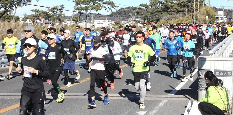 館山大橋を通過するランナーたち＝２５日、館山市
