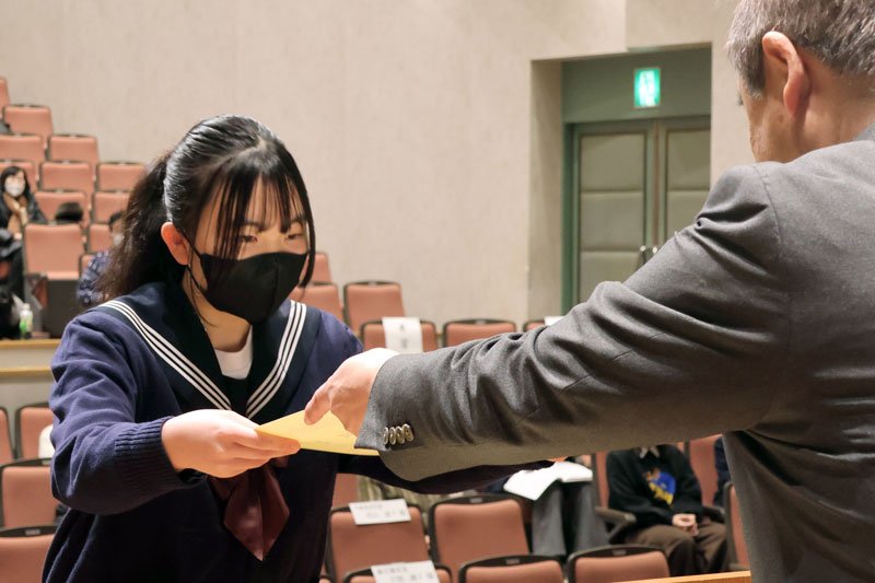 中学生部門で最優秀賞の「左千夫賞」を受賞し、表彰される成東東中の八角美藍さん＝２５日、山武市