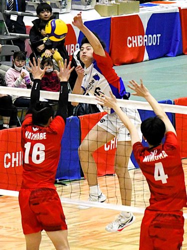 千葉－ＴＭ東京　第２セット、スパイクを放つ千葉・剱吉（中央）＝ＹｏｈａＳアリーナ