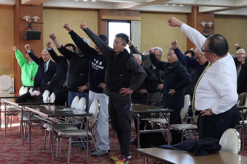 出陣式で拳を突き上げる候補者の支持者ら＝２７日、四街道市
