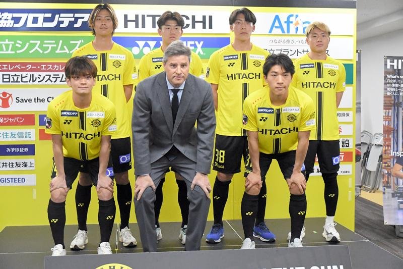 柏レイソルに新加入した（前列左から）大久保、（ロドリゲス監督に次いで）角田、（後列左から）汰木、山之内、島野、山内＝２９日、三協フロンテア柏スタジアム