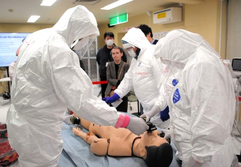 ウクライナの医師らは防護服を着て、線量計で放射線を測る実習も行った＝２１日、千葉市稲毛区