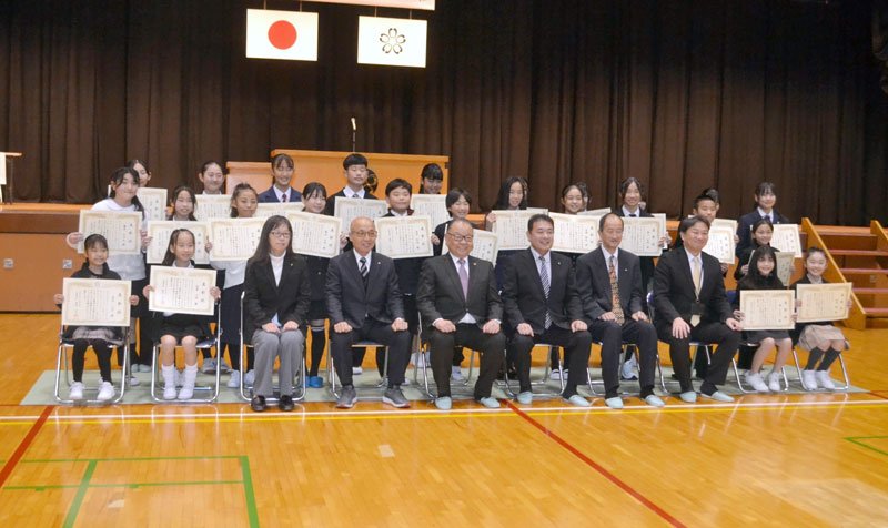 佐倉市スポーツ表彰を受けた選手ら＝佐倉市