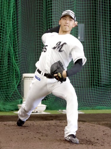ブルペンで投げ込む千葉ロッテ・田中＝都城（共同）
