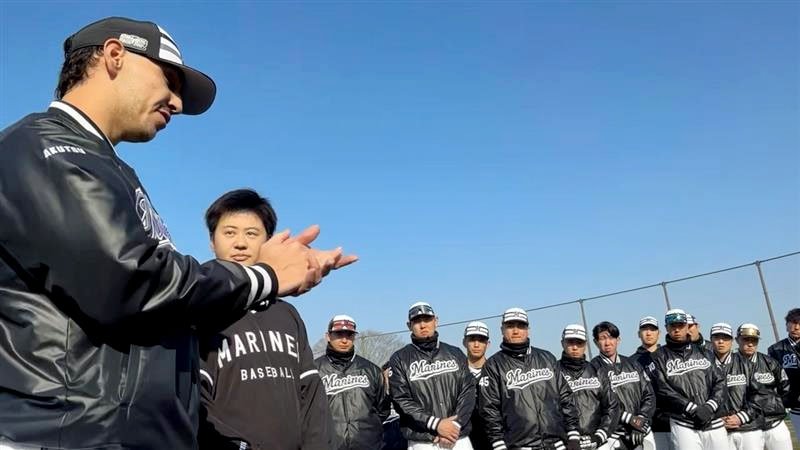 キャンプ初日、円陣の中心でチームメートらに熱く語りかけるソト（左）＝都城