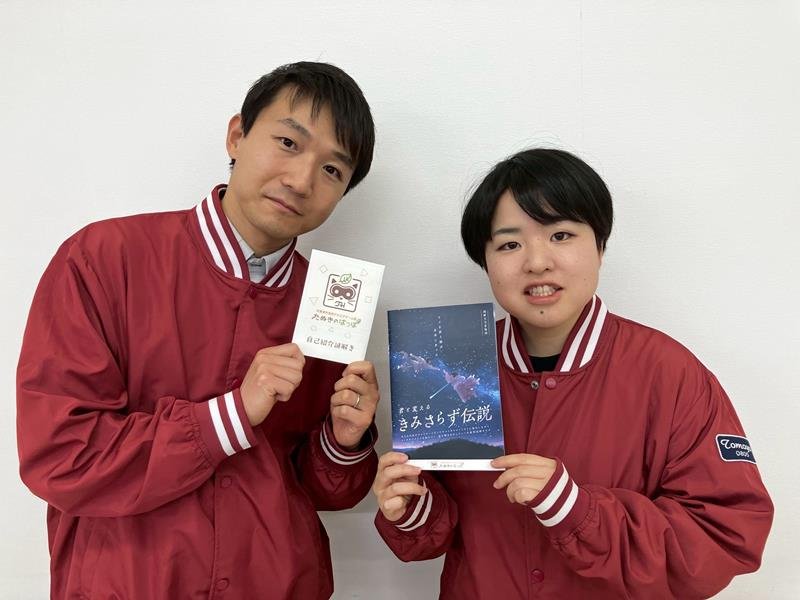 制作したゲームを手に持つ「たぬきのはっぱ」の近藤さん（左）と大津知世さん

