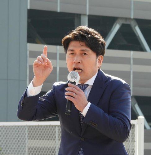 演説する中道改革連合の中野洋昌共同幹事長＝６日、印西市の千葉ニュータウン中央駅
