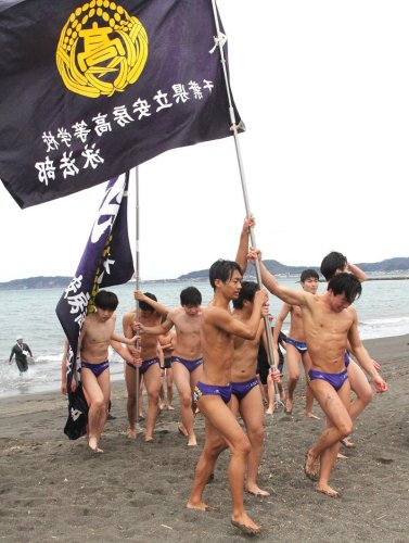 安房高生ら２２人“原点回帰”　寒中水泳の伝統守る　館山・北条海岸