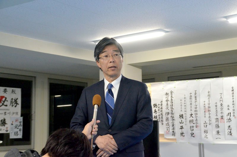 小選挙区での敗北が伝わり、敗戦の弁を述べる中道改革連合の田嶋氏＝８日、千葉市中央区
