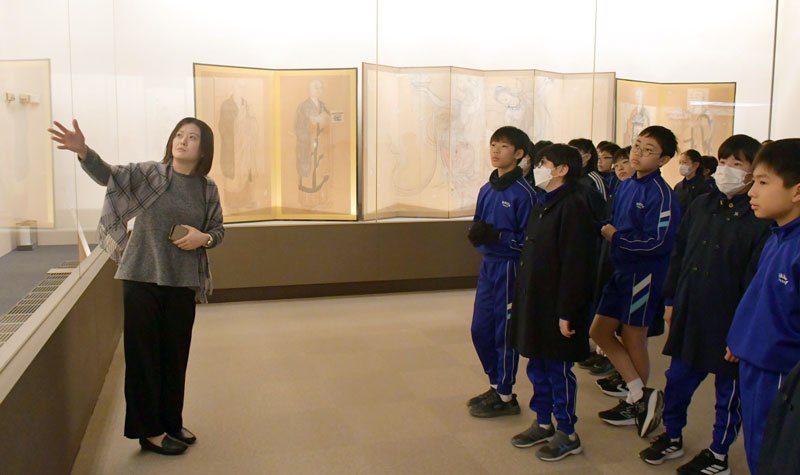 児童書き初め力作ずらり　特別展の作品鑑賞も　成田山書道美術館