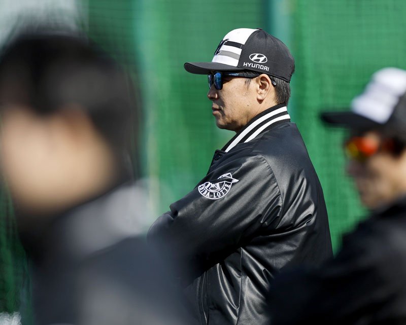 選手らを見守る千葉ロッテ・サブロー監督＝都城