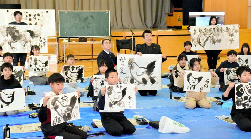 茂原市立茂原小学校で、中国・北京出身の画家を講師に招いた水墨画教室が開かれた。６年生約４０人が筆遣いを練習し、鶏とひよこの墨絵に挑戦。完成した自慢の作品を一斉に披露した