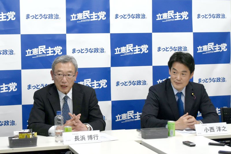 立民県連の新代表に就任した長浜参院議員（左）と代表代行に就いた小西参院議員＝１２日、千葉市中央区