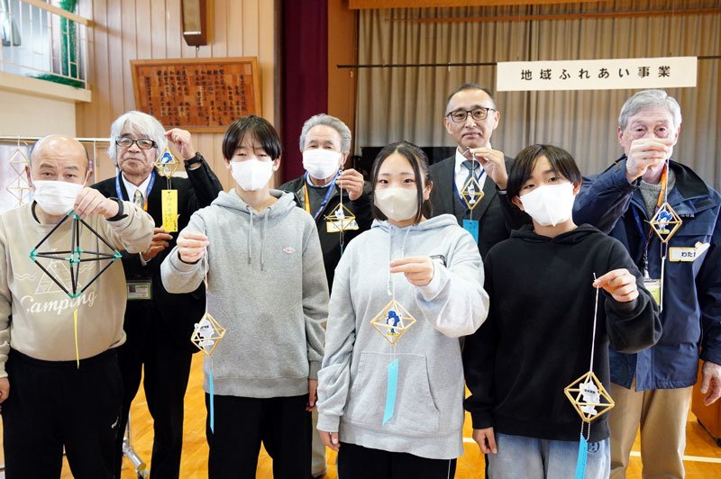 出来上がったつるし飾りを手にする６年生や地域の参加者ら＝いすみ市