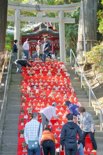 ひな人形などを飾り付ける地元住民ら＝１５日、市原市の高瀧神社