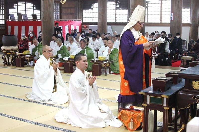 誕生寺で営まれた「日蓮大聖人御降誕会」の法要＝１６日、鴨川市
