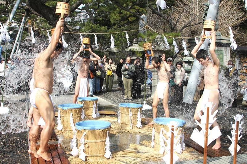 宗祖に感謝、安寧願う　鴨川・誕生寺　日蓮生誕８０５年の法要