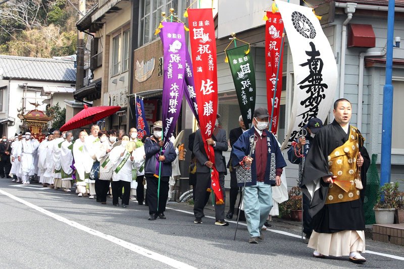 宗祖に感謝、安寧願う　鴨川・誕生寺　日蓮生誕８０５年の法要