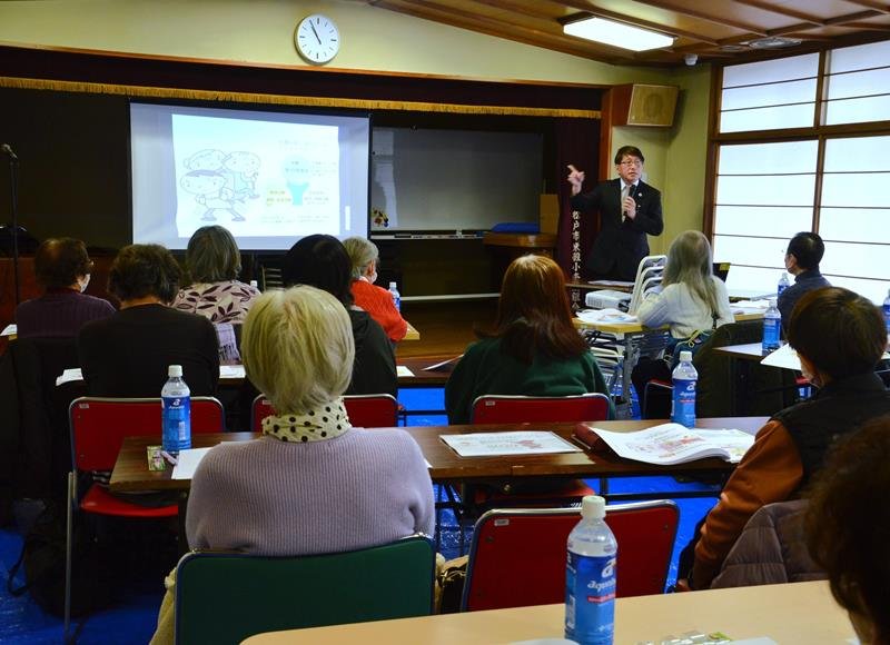 口腔管理について解説する担当講師＝松戸市
