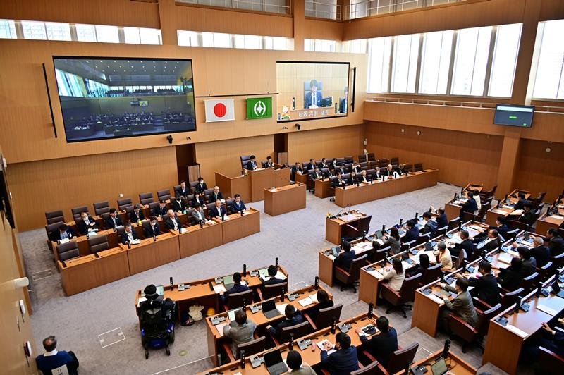 各議員から「異議なし」と声が上がり予算案が可決された＝１８日、千葉市議会
