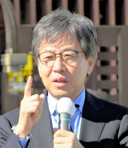 演説する中道改革連合の安住共同幹事長＝３１日、市原市青葉台