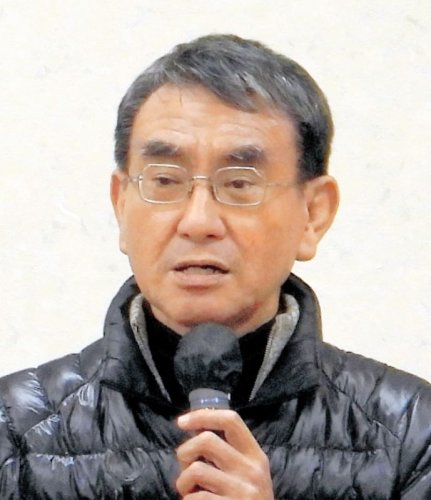 演説する自民党の河野元外相＝３０日、市川市