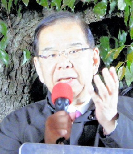 演説する共産党の志位議長＝３０日、ＪＲ津田沼駅前
