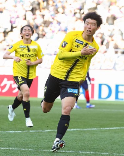 ＦＣ東京－柏　後半、先制ゴールを決め駆け出す柏・垣田（右）＝味スタ（共同）