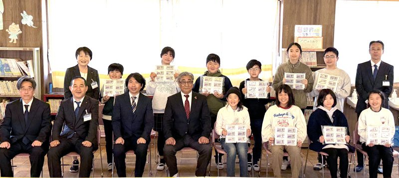 贈呈された味付けノリを手にする児童＝富津市