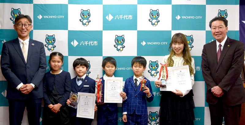 服部市長（右）と嶺岸教育長（左）にピアノの全国大会での好成績を報告する児童ら＝八千代市役所