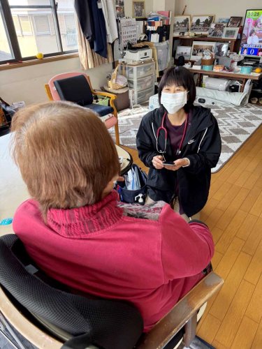 利用者の健康管理を行うスタッフ
