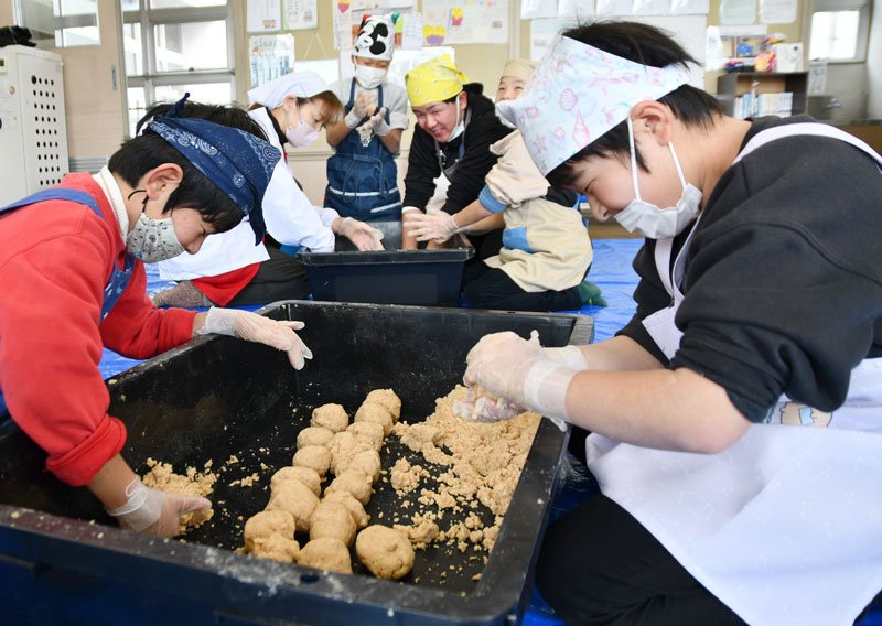 神崎町立米沢小学校の３年生が、学校で育てた大豆と米を使ってみその仕込みに挑戦した。児童は丁寧に作業し「おいしくなーれ」と声をかけてたるに封をした