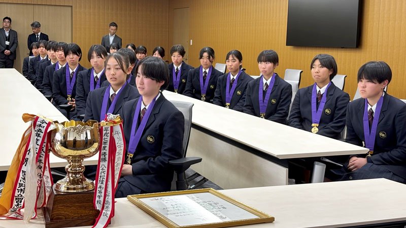 ２連覇を誓った千葉経大付高ソフト部の選手たち＝千葉市役所