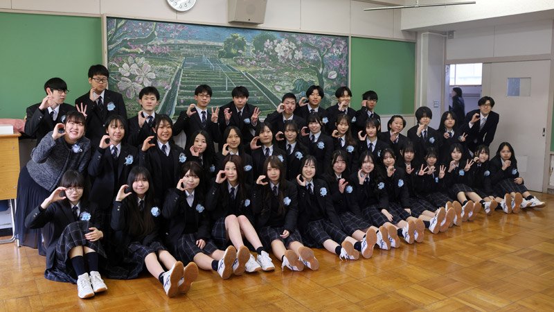 卒業祝い、サプライズ黒板アート　「え、何これ」「すごい」生徒歓声　山武・松尾高校