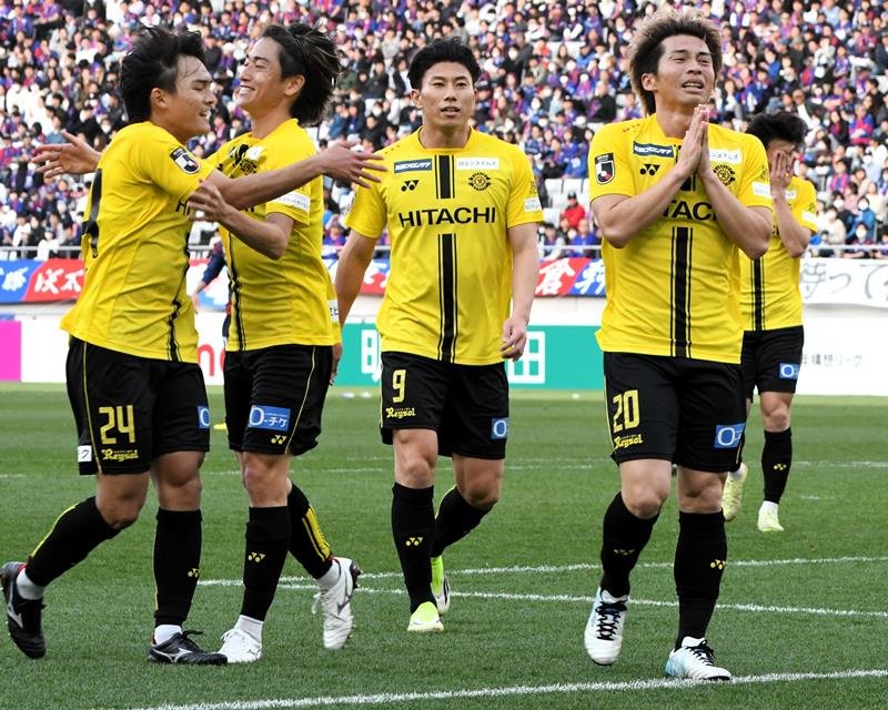 ２月２８日のＦＣ東京戦でチーム２点目のゴールを決めた柏・瀬川（右）＝味スタ
