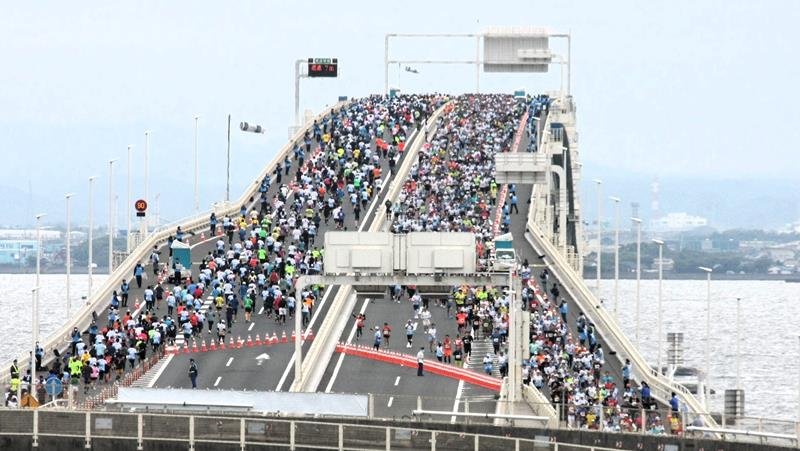 ２０２４年１１月に開催された「ちばアクアラインマラソン」＝木更津市
