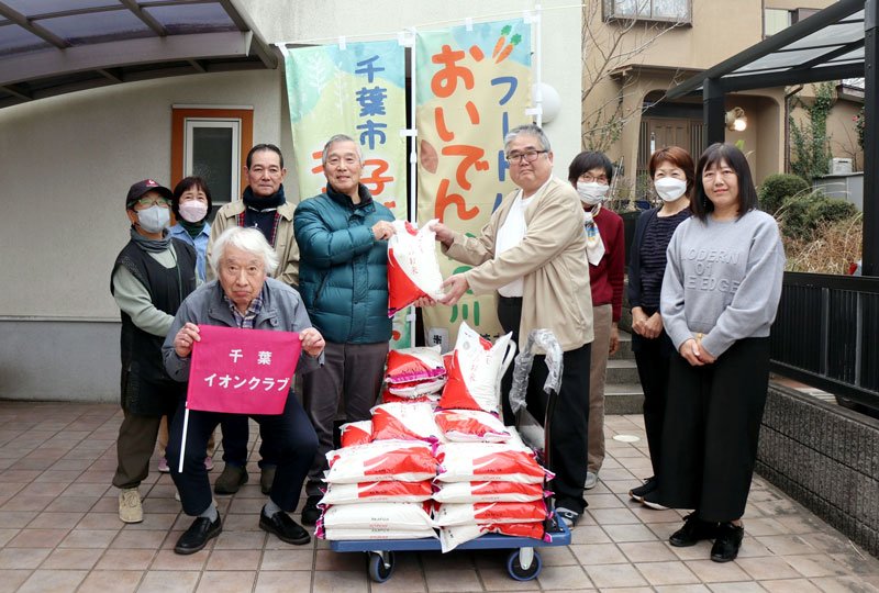 千葉イオンクラブの横尾会長（中央左）からコメを寄贈された千葉市子ども食堂ネットワークの佐藤会長（中央右）ら＝６日、千葉市花見川区