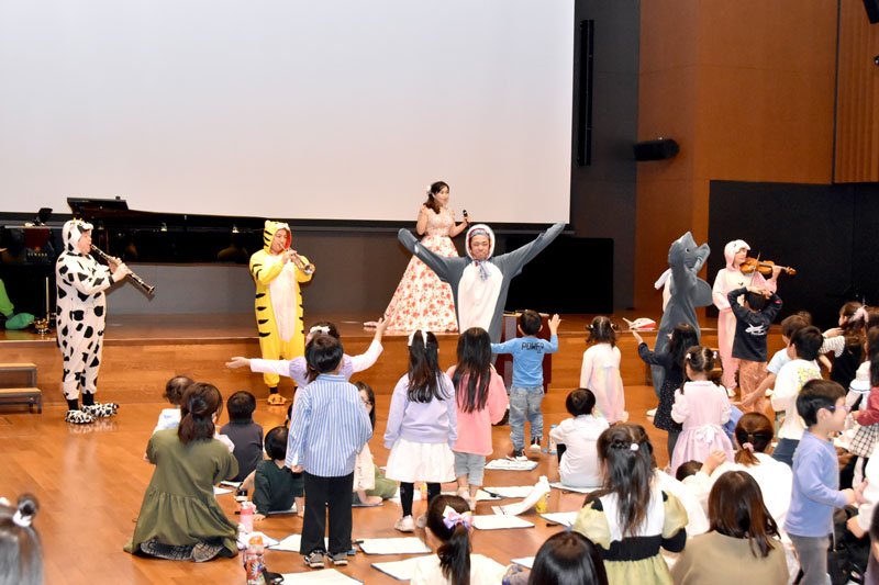 軽やかに名曲を奏でて会場を盛り上げる出演者ら＝７日、千葉市中央区