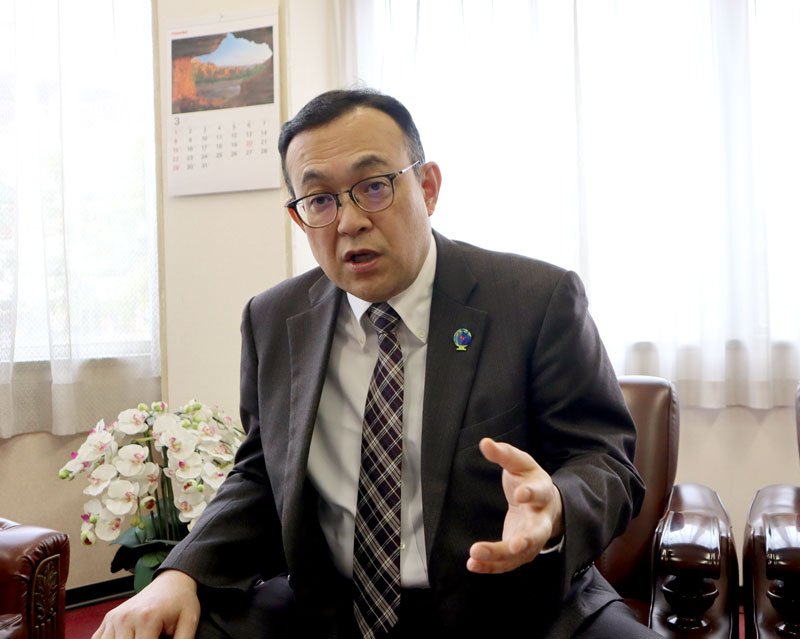 インタビューに応じる関東経済産業局の岩田局長＝千葉市中央区
