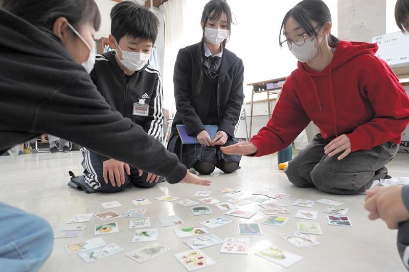 大原高校生の出前授業で「いすみかるた」のかるた取りを楽しむ小学生ら＝いすみ市（画像の一部を加工しています）
