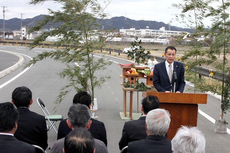 市道の竣工安全祈願祭であいさつする佐々木市長＝鴨川市