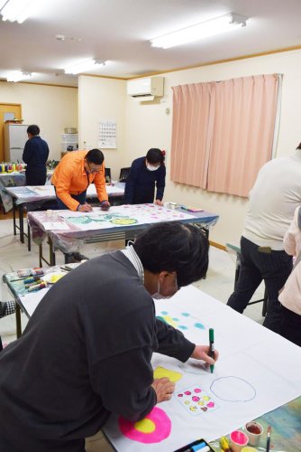 タペストリーを制作する障害者ら＝船橋市