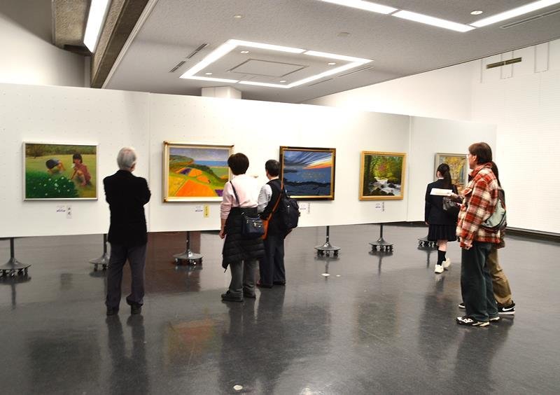 作品を鑑賞する来館者ら＝１７日、千葉市中央区の県立美術館
